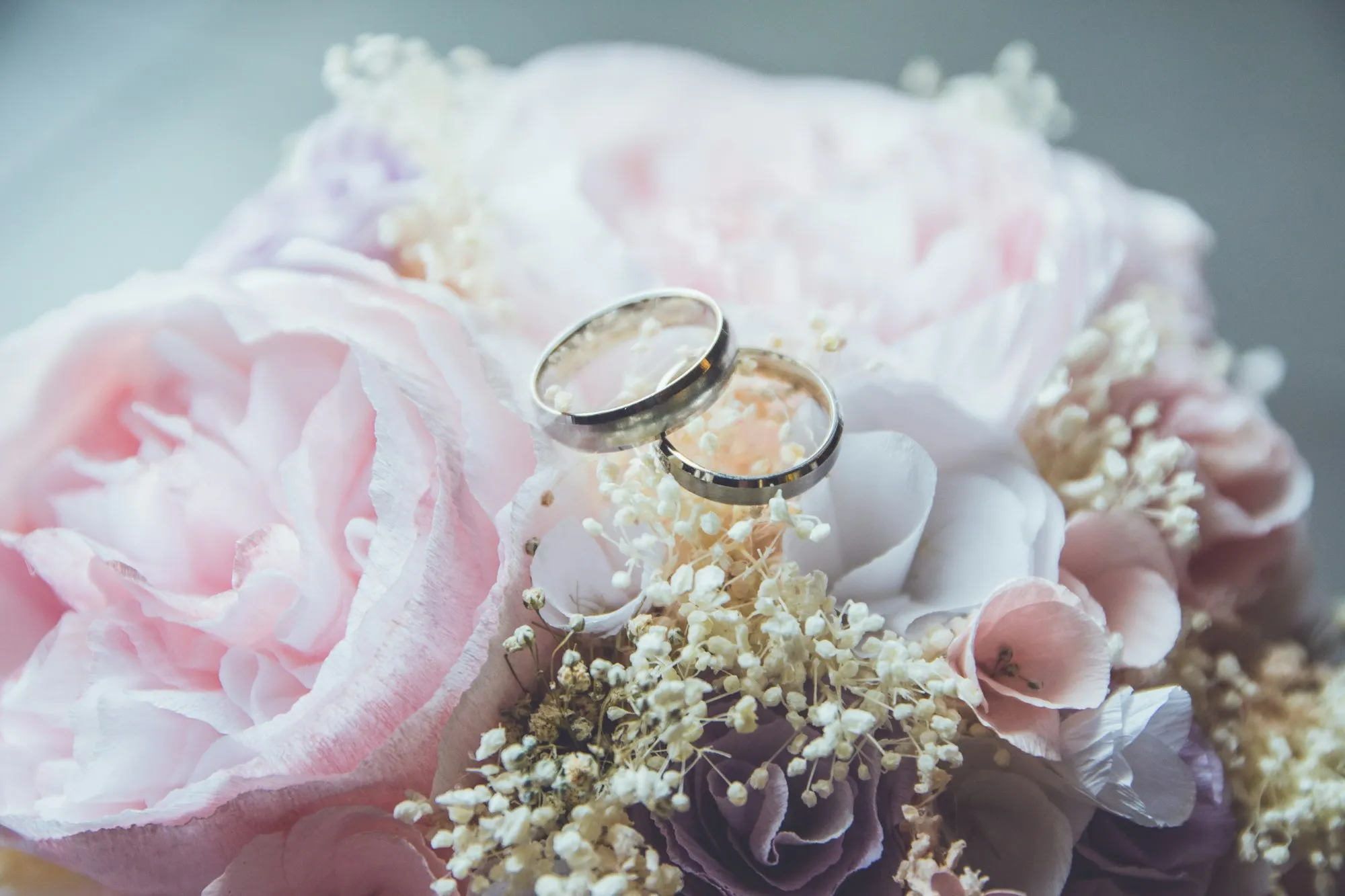 Anillos sobre un arreglo de rosas