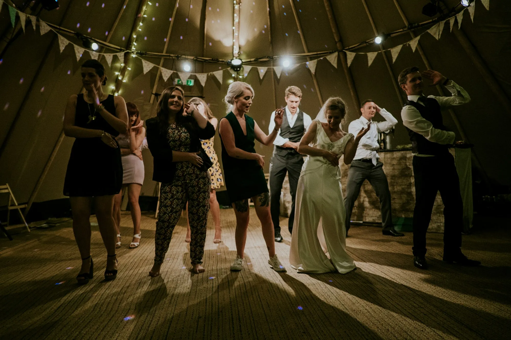 Invitados bailando en una pista iluminada