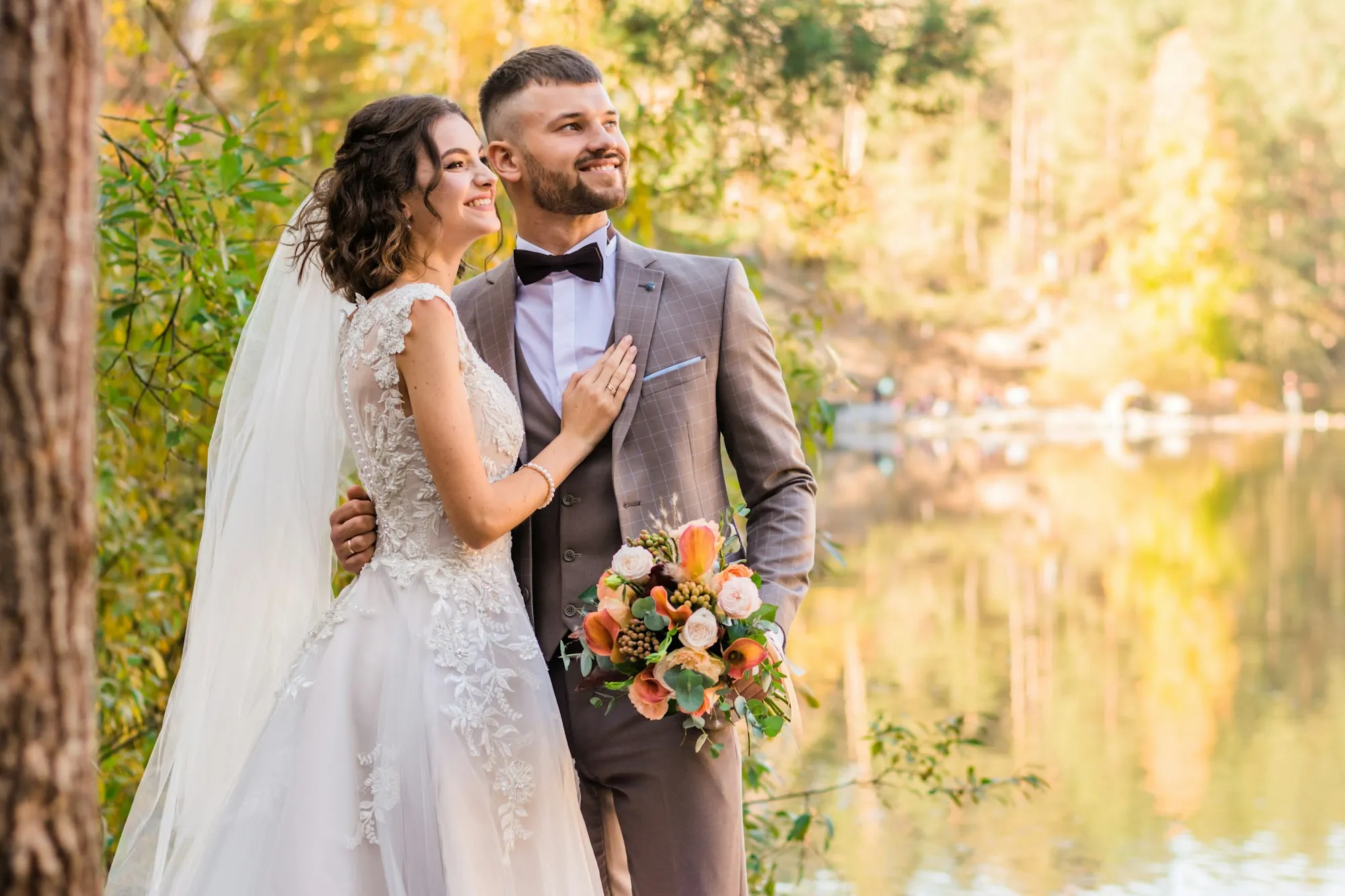 Novios en un bosque en otoño
