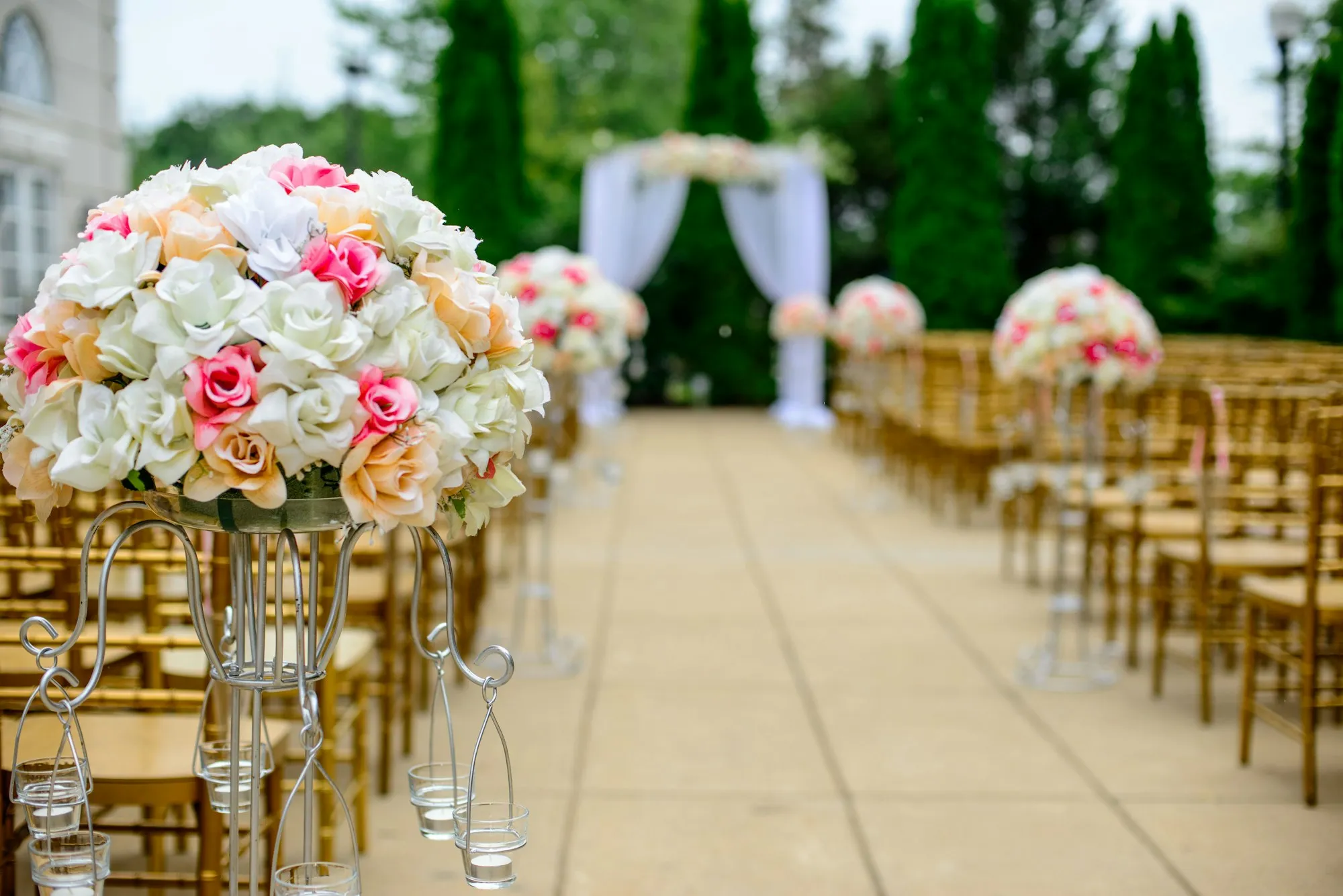 Pasillo de ceremonia decorado con flores blancas y rosas