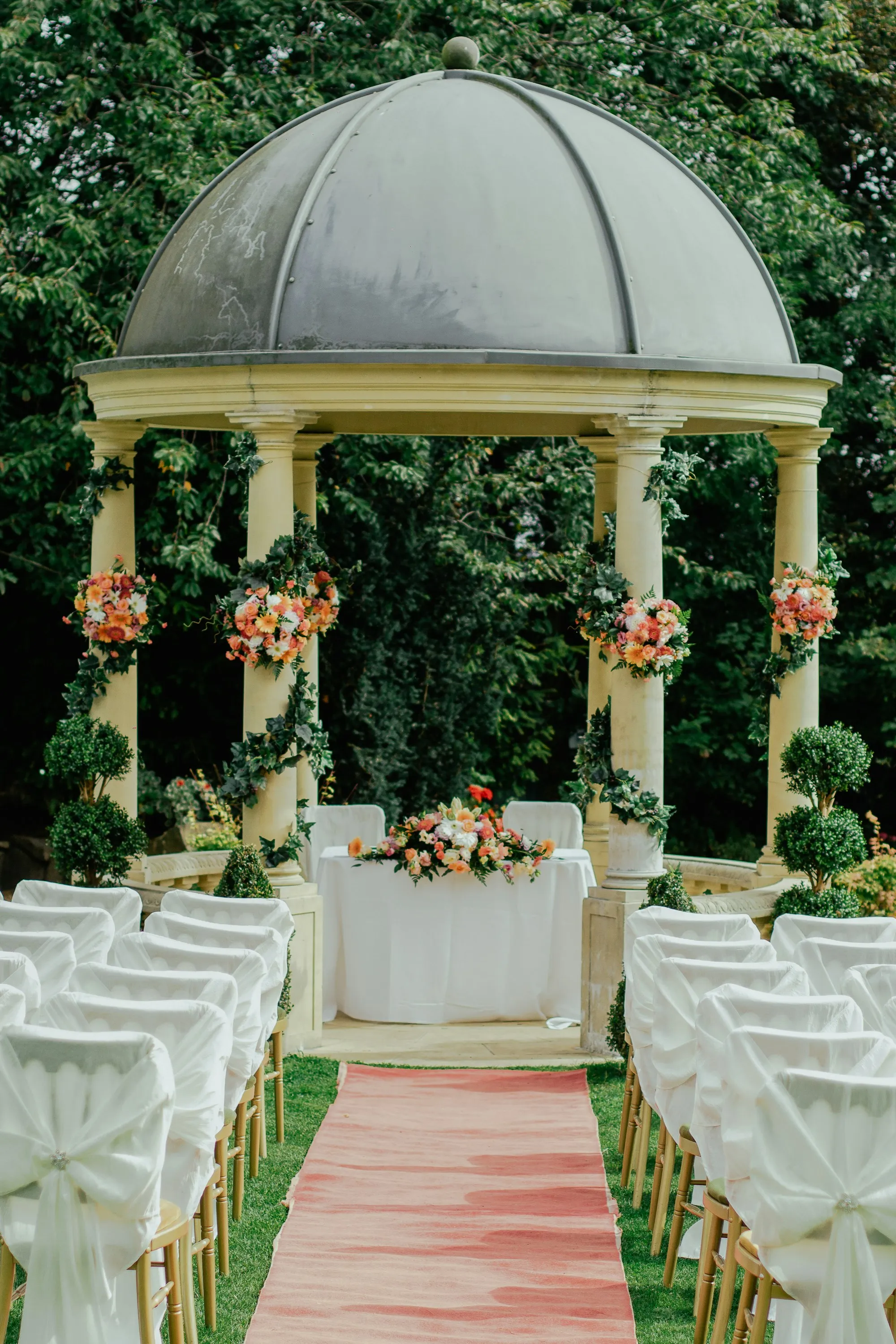 Gazebo decorado con flores para una ceremonia