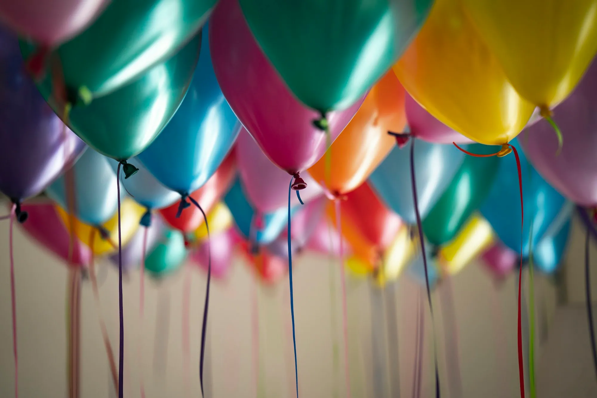 Globos metálicos de colores para una fiesta de cumpleaños