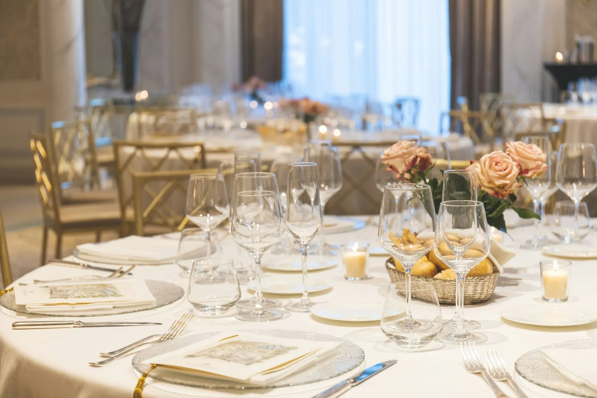 Montaje de banquete de boda con mantelería blanca y flores