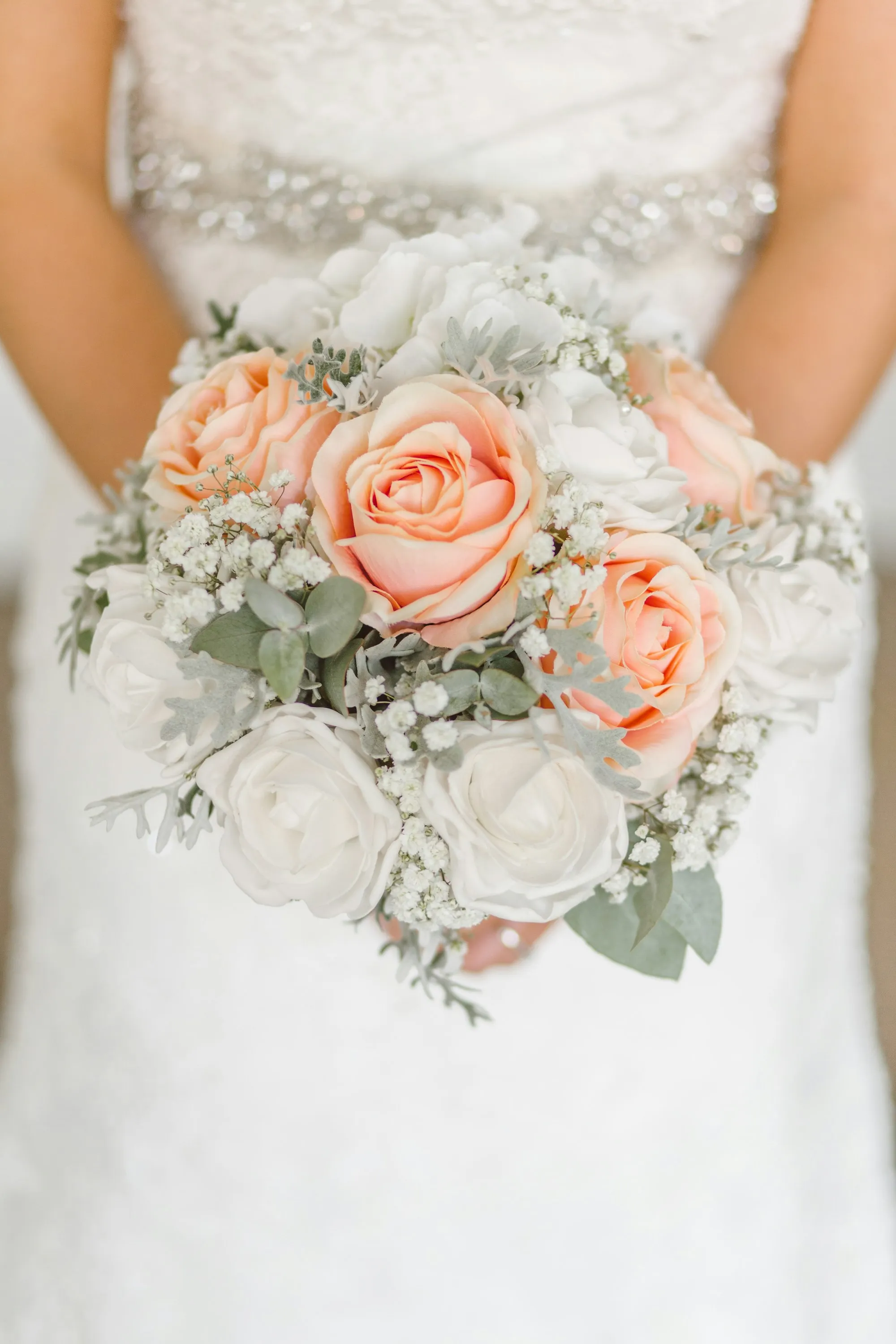 Ramo de novia con rosas color durazno y flores blancas